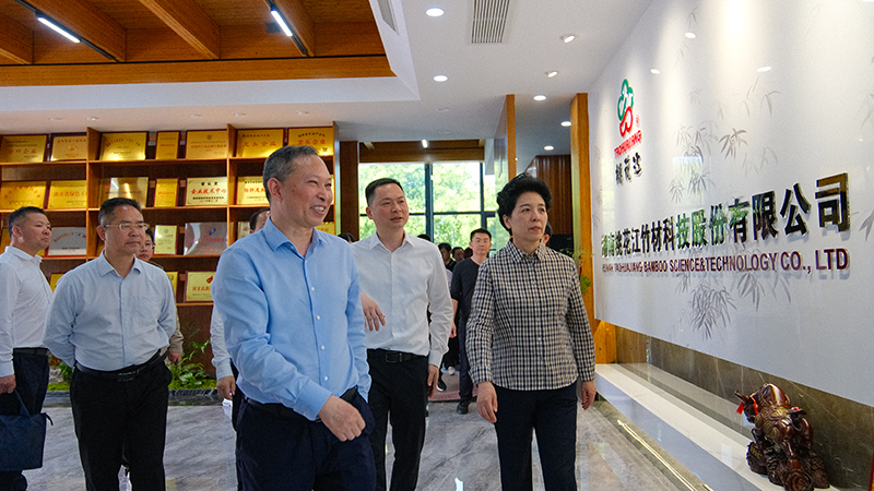 湖南省人大常委會(huì)黨組書記、副主任烏蘭率隊(duì)來(lái)湖南桃花江竹材科技股份有限公司調(diào)研 湖南省人大常委會(huì)黨組書記、副主任烏蘭率隊(duì)來(lái)湖南桃花江竹材科技股份有限公司調(diào)研