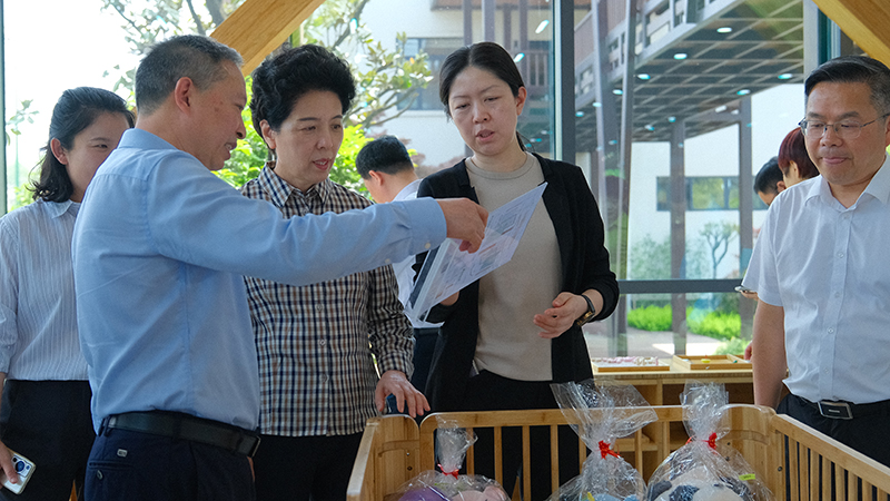 公司董事長(zhǎng)薛志成在向?yàn)跆m書記匯報(bào) 公司董事長(zhǎng)薛志成在向?yàn)跆m書記匯報(bào)