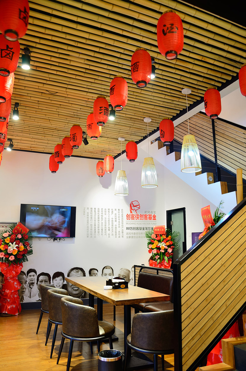 創(chuàng)客俠餐廳的扶手，桌子全采用桃花江竹材